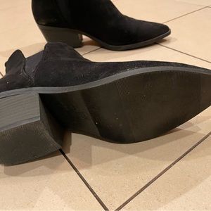 Universal Thread boots / booties . Women size 11 . Black fake suede material